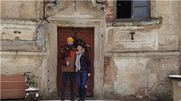 Max Mues und Carlotta Bastian vor ihrem Elbschloss.