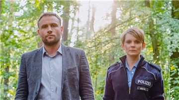 Max Riemelt als Kriminalhauptkommissar Lutz Gehring und Nadja Bobyleva als Polizistin Sanela Beara.