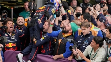 Max Verstappen feiert seinen nächsten Sieg.