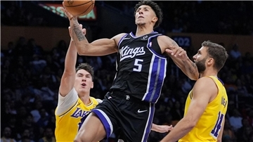 Maxi Kleber (ganz rechts) kam in der NBA-Preseason für die Lakers zum Einsatz. Den Saisonstart verpasst er nun. (Archivbild)