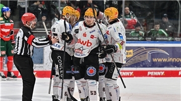 Maxim Rausch (Mitte) steuerte beim Kantersieg der Fischtown Pinguins in Augsburg drei Punkte bei - musste aber frühzeitig unter die Dusche.