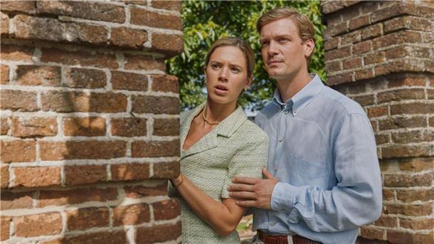 Die königliche Dramaserie „Máxima“ Máxima (Delfina Chaves) und Willem-Alexander (Martijn Lakemeier) verstecken sich hinter einem Mauervorsprung, Szene aus der Serie „Máxima“, die schon bei RTL+ zu sehen war und nun im frei verfügbaren TV bei ZDFneo läuft.