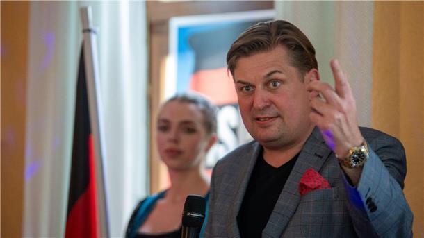 AfD-Europaspitzenkandidat Krah will wieder Wahlkampf machen Maximilian Krah bei einer Wahlveranstaltung im  oberbayerischen Holzkirchen.