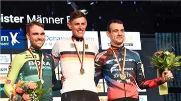 Maximilian Schachmann (l) und Nils Politt (M) starten im olympischen Straßenrennen.