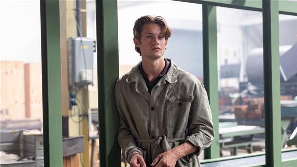 Preis für Vampir-Serie mit Damian Hardung „Maxton Hall“-Star Damian Hardung ist weiter auf der Erfolgsspur. Im Herbst kommt eine neue Serie mit dem 25-Jährigen heraus, „Love Sucks“. Damian als Vampir! Auf dem Filmfest München gab es dafür schon mal einen Preis.