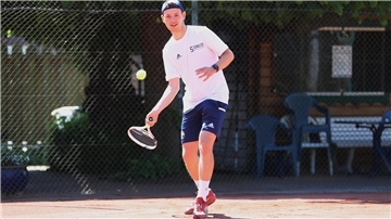 Maxymilian Kuhmann vom TK Nordenham spielt Tennis