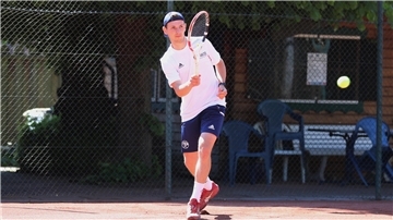 Maxymilian Kuhmann spielt Tennis