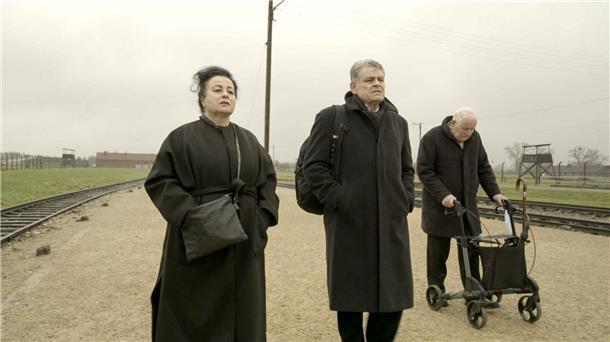 Dokumentarfilm über die Hölle von Auschwitz  Maya Lasker-Wallfisch (l-r), Kai Höss und Hans Jürgen Höss in einer Szene des Films „Der Schatten des Kommandanten“.