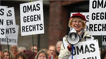 Mechthilde Schratz gehört zu den Omas gegen Rechts in Leer.