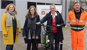 Mechtild Bode-Wübbeler (bisherige Klimaschutzmanagerin Gemeinde Lemwerder), Judith Bremer (Klimaschutzmanagerin Landkreis Wesermarsch), Lemwerders Bürgermeisterin Christina Winkelmann und Hartwig Sondag vom Betriebshof der Gemeinde (von links) sehen viele Vorteile im Lastenradeinsatz. 