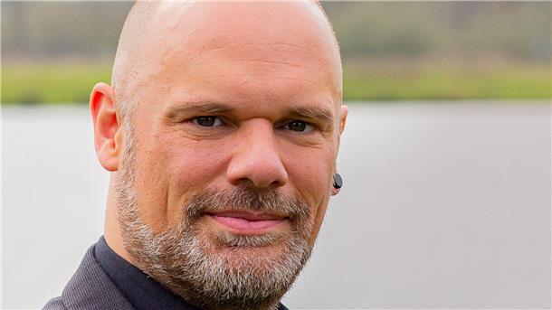 Mann mit Bart, Glatze und Ohrstecker