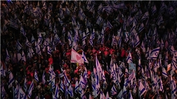 Medienberichten zufolge demonstrierten allein in Tel Aviv 100.000 Menschen gegen die Regierung.