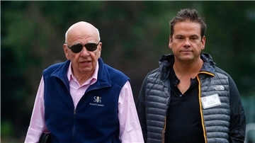 Medienunternehmer Rupert Murdoch (l) und sein Sohn Lachlan, aufgenommen vor einer Konferenz im US-Bundesstaat Idaho.