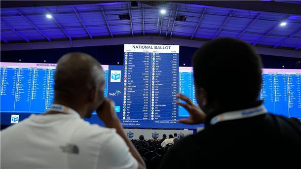 Südafrika: Erstmals Koalition nach ANC-Wahldebakel Medienvertreter verfolgen die neuesten Wahlergebnisse im Results Operation Centre (ROC) im südafrikanischen Midrand.