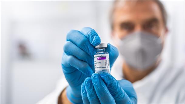 Mediziner Michael Holznagel, ärztlicher Leiter des Bremerhavener Impfzentrums, zeigt den Corona-Impfstoff des Herstellers Astrazeneca. Verimpfen können ihn die Teams gerade nicht.