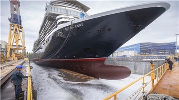 Meerwasser flutet das Trockendock auf der Fincantieri Marghera Werft in Venedig, in dem die „Queen Anne“, der neueste Kreuzfahrtbau von Cunard, aufschwimmt.