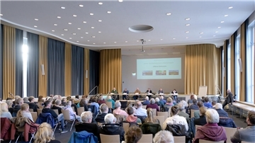 Mehr als 100 Gäste sind zur Podiumsdiskussion in die VHS gekommen. Sie hatten viele Fragen zum Klima- und Naturschutz an die Politik. 