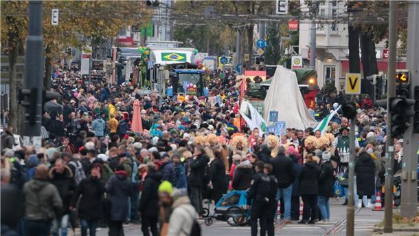 Fünfte Jahreszeit in Bremen – Tausende ziehen zum Freimarkt Mehr als 100.000 Schaulustige verfolgen den traditionellen Festumzug.