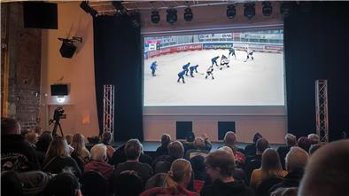 Pinguins-Fans fiebern beim Public Viewing mit Mehr als 170 Pinguins-Fans fieberten bereits am Mittwoch beim Public Viewing im Apollo Bremerhaven mit und feuerten die Mannschaft an.