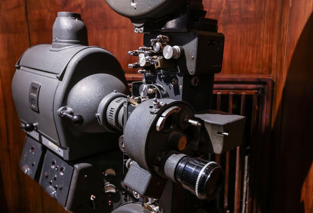 Mehr als 180 Prüferinnen und Prüfer nehmen für die FSK neue Filme unter die Lupe, fast alle ehrenamtlich. (Symbolbild)