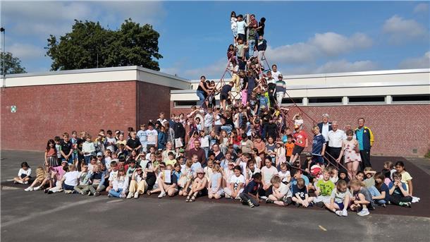 Mehr als 200 Jungen und Mädchen freuten sich über den ersten Platz ihrer Grundschule Süd beim landesweiten Sportabzeichen-Wettbewerb.