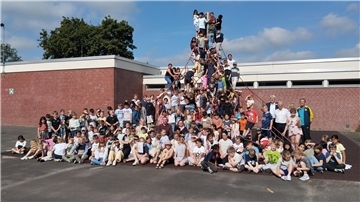 Mehr als 200 Jungen und Mädchen freuten sich über den ersten Platz ihrer Grundschule Süd beim landesweiten Sportabzeichen-Wettbewerb.