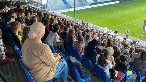 Kinder lesen sich gemeinsam zum Weltrekord Mehr als 2.000 Schülerinnen und Schüler sorgten in Darmstadt für einen Weltrekord im Lesen.