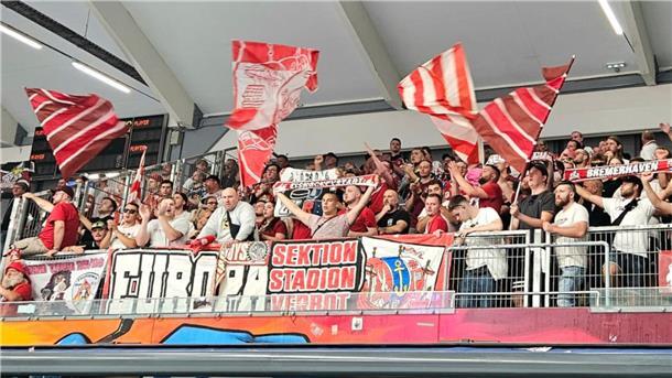 Mehr als 300 Fans begleiteten die Fischtown Pinguins bei ihrem Roadtrip nach Zürich und Salzburg.