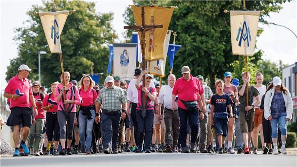 Tausende Gläubige pilgern von Osnabrück nach Telgte Mehr als 3.000 Menschen pilgern nach Telgte.