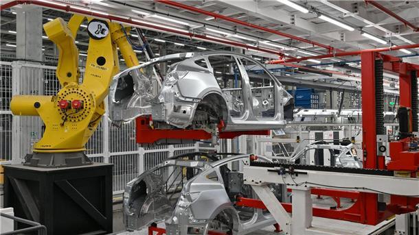 Ein Jahr Tesla-Werk in Deutschland  Mehr als 500 Roboter helfen im Werk, darunter auch „King Kong“.