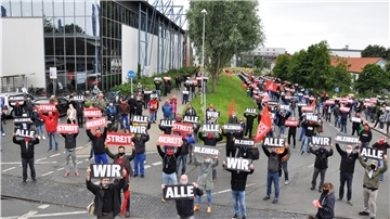 Mehr als tausend Mitarbeiter von Premium Aerotec in Nordenham haben am Mittwochmittag vor den Toren der Airbus Tochterfirma für den Erhalt ihrer Jobs demonstriert.