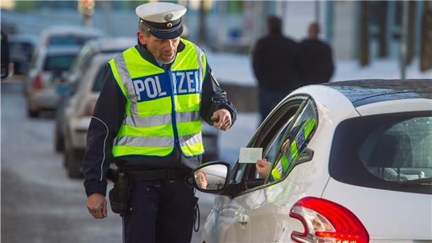 Mehr Aufgaben bei den Kontrollen, mehr Datenschutz-Verpflichtungen: Das Polizeigesetz sorgt für mehr Arbeit. Die Polizeibehörden brauchen deshalb auch mehr Personal, aber der Senat verweigert die 40 Stellen, die der Innensenator beantragt hat.