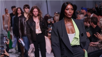 Mehr Freizügigkeit in der Mode: Model Naomi Campbell macht’s vor.