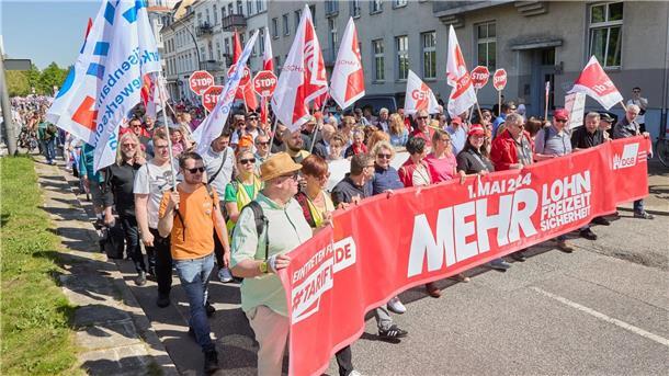 DGB-Chefin Fahimi: Tarifflucht verursacht Milliardenschaden „Mehr Lohn, mehr Freizeit, mehr Sicherheit“: Demonstrationszug in Hamburg.