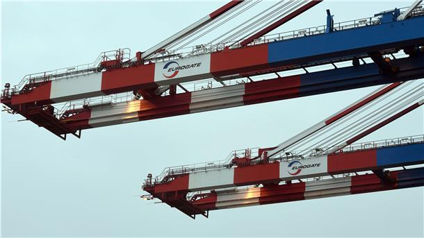 Mehr Tempo beim Umschlag, kleinere Containerbrücken-Teams: Mit einer Fülle von Maßnahmen will die Eurogate-Spitze das Unternehmen wieder profitabel machen. Der Betriebsrat fordert jedoch mehr Detail-Informationen. Foto: Scheer