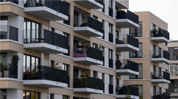 Verbraucher kaufen mehr Immobilien - doch die Zinsen steigen Mehr und mehr Menschen wagen sich wieder an den Immobilienkauf. (Archivbild)