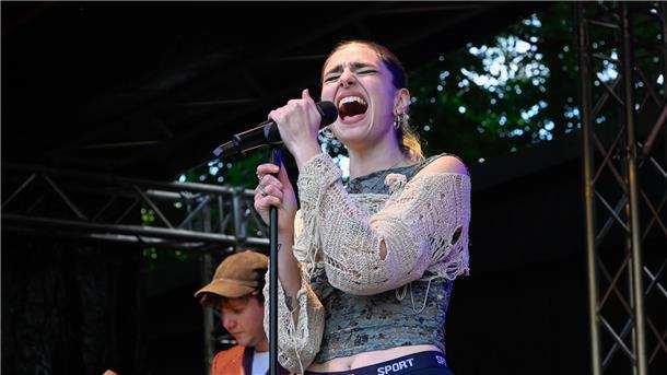 „Für Hilde“ schreibt Erfolgsgeschichte als nachhaltiges Festival  Das Foto zeigt eine Sängerin