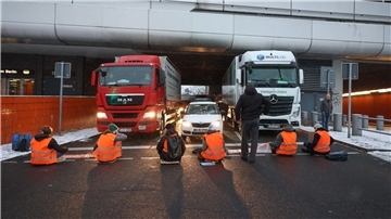 Mehrere Aktivisten der Letzten Generation haben sich auf einer Straße in Berlin festgeklebt.