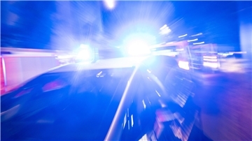 Das Foto zeigt mehrere Einsatzfahrzeuge mit Blaulicht.