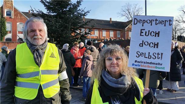 Mehrere Demo-Teilnehmer hatten Schilder mit deutlichen Statements dabei