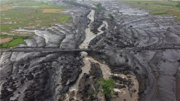 Mindestens 37 Tote nach Schlammfluten auf Sumatra Mehrere Distrikte in der Provinz West-Sumatra sind von dem Unwetter betroffen.
