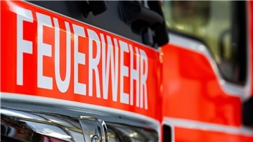 Mehrere freiwillige Feuerwehren bekämpften die Flammen, die schnell auf das Haus übergriffen. (Symbolbild)