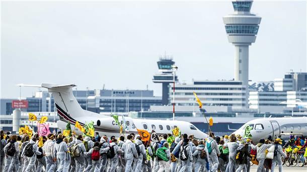 Mehrere Gruppen blockieren den Flughafen Schiphol, darunter Extinction Rebellion und Greenpeace.