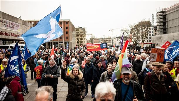 Ostermärsche im Zeichen von Ukraine- und Gaza-Krieg Mehrere Hundert Menschen versammeln sich auf dem Roncalliplatz in Köln zum Ostermarsch.