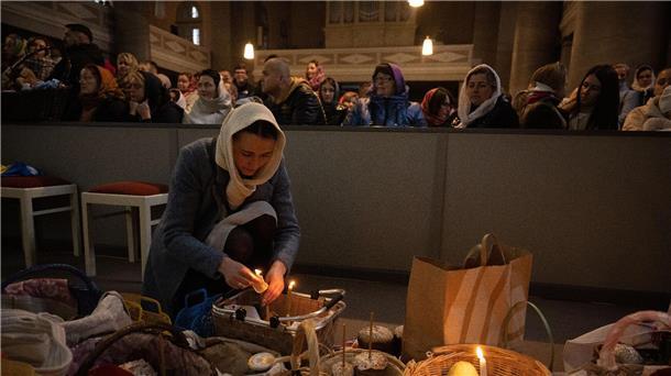 Mehrere hundert Ukrainer feiern in der Frankfurter Kirche St. Dionysius das Osterfest.