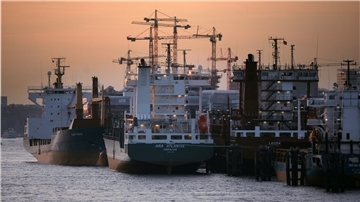 Mehrere leere Containerschiffe liegen im Hafen. Wegen der Corona-Krise haben die Reedereien so viele Schiffe stillgelegt wie noch nie.