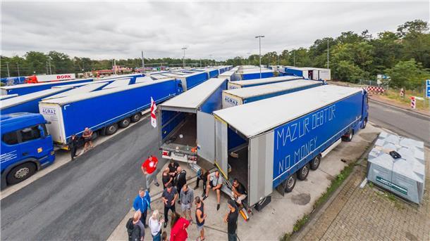 Streik in Gräfenhausen hält an Mehrere Lkws einer polnischen Spedition stehen an der Raststätte Gräfenhausen während eines Streiks.