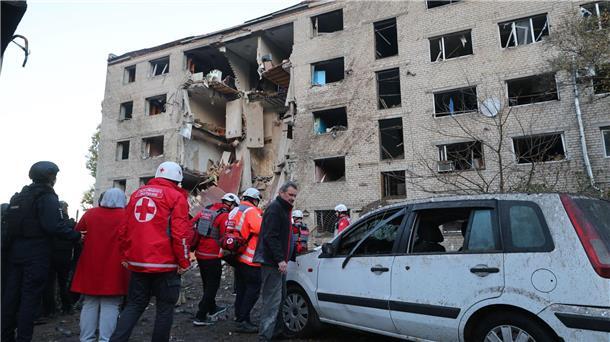 Mehrere Menschen stehen in der Stadt Saporischschja nach den russischen Angriffen ohne Wohnraum da.