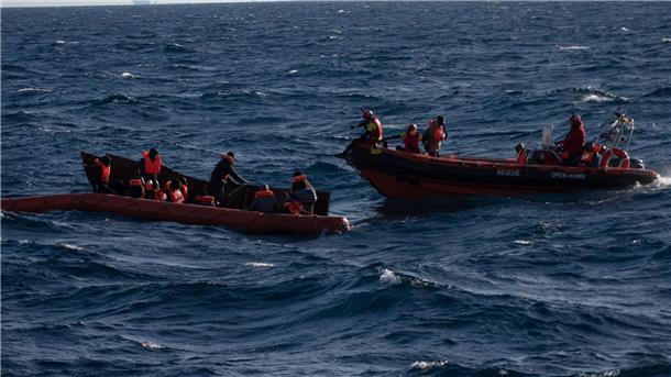 2023 Hunderte Migranten im östlichen Mittelmeer ertrunken Mehrere Migranten sitzen in einem Boot im Mittelmeer während Rettungskräfte versuchen ihnen zu helfen.