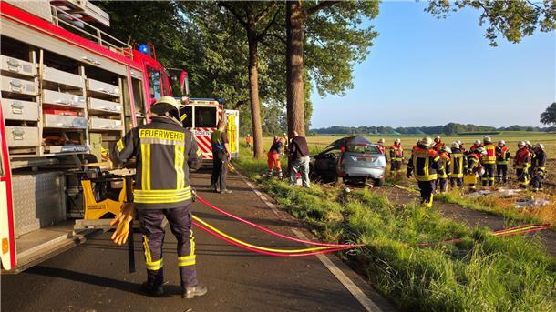 Mehrere Ortsfeuerwehren, Rettungsdienst und Polizei sind bei einem Unfall zwischen Visselhövede und Wittdorf im Einsatz und helfen einer schwer verletzten Frau.